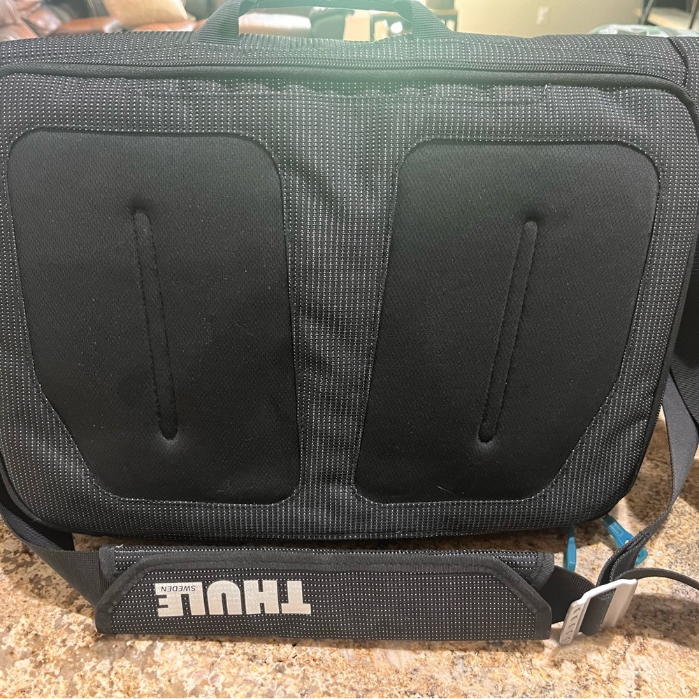 THULE LAPTOP/MESSENGER BAG/CROSSBODY - Picture 6 of 7